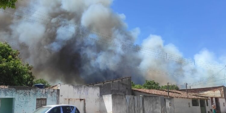 Chapada: Incêndio de grandes proporções se aproxima de residências e preocupara moradores em Morro do Chapéu