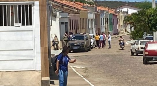 CHAPADA: Com faca, aluno invade reunião de pais e professores em Jussiape