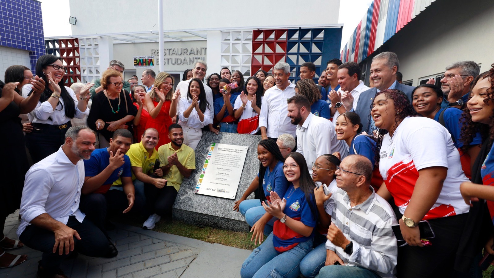 Investir em educação é investir no futuro da Bahia", destacou Jerônimo Rodrigues durante entrega de escola e novo CSU no bairro de Valéria
