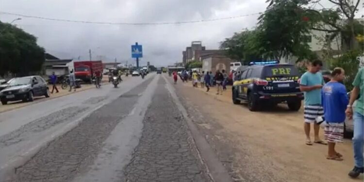 Chapada: Adolescente de 15 anos morre após perder o controle de motocicleta e bater em dois caminhões em Capim Grosso