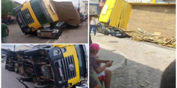 Chapada: Caminhão carregado de maracujás tomba em cima de carro no centro de Barra da Estiva