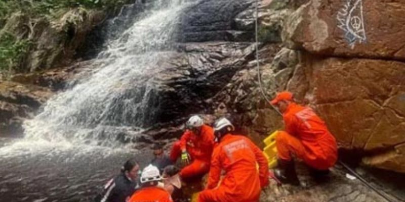 #Chapada: Bombeiros resgatam casal que sofreu acidente na Cachoeira do Aníbal na região de Jacobina