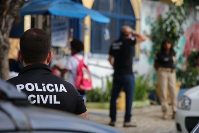 Polícia prende homem que escondeu faca e machadinha em escola