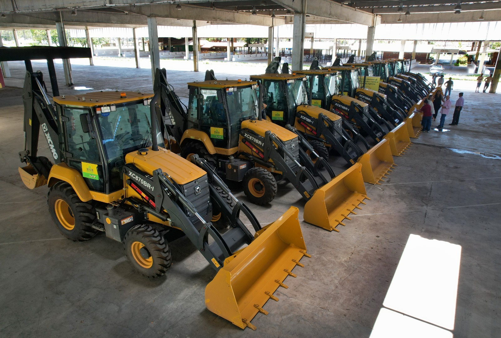 Governador Jerônimo Rodrigues entrega retroescavadeiras a nove municípios baianos