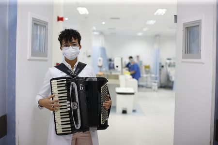 Chapada: Médica seabrense alegra pacientes tocando sanfona em UTI de Salvador