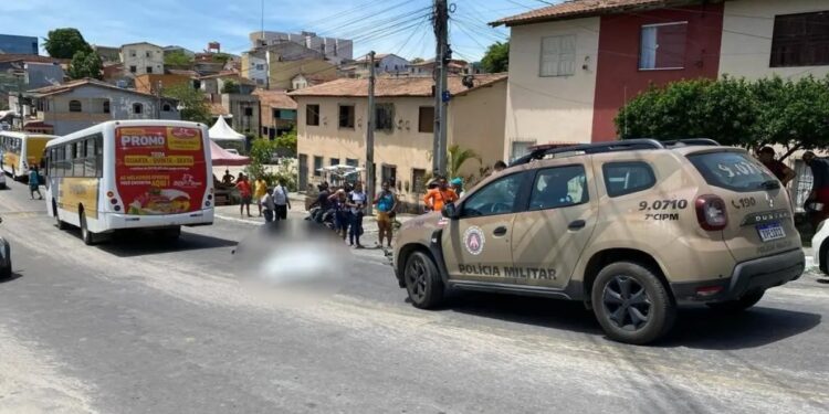 Idoso morre após ser atingido por moto e ser atropelado por ônibus na Bahia