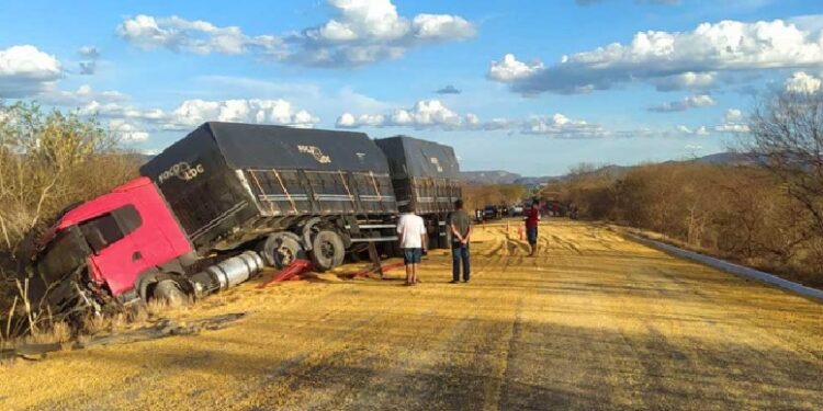 Chapada: Colisão envolvendo duas carretas e uma motocicleta deixa o trânsito lento em região de Jacobina