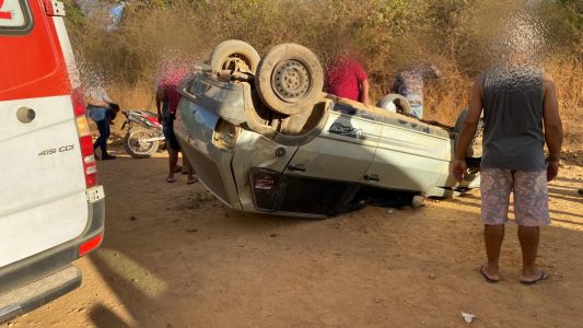 Ibotirama: Carro capota na estrada da Canabrava do Boqueirão e deixa motorista ferido