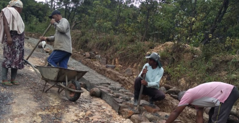 Chapada: Diante da inércia da prefeitura de Palmeiras, populares calçam estrada do Bomba com pedras no Vale do Capão