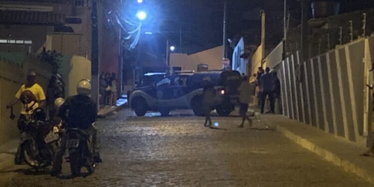 Bahia: Homem é assassinado a tiros por dupla em moto no município de Ipirá