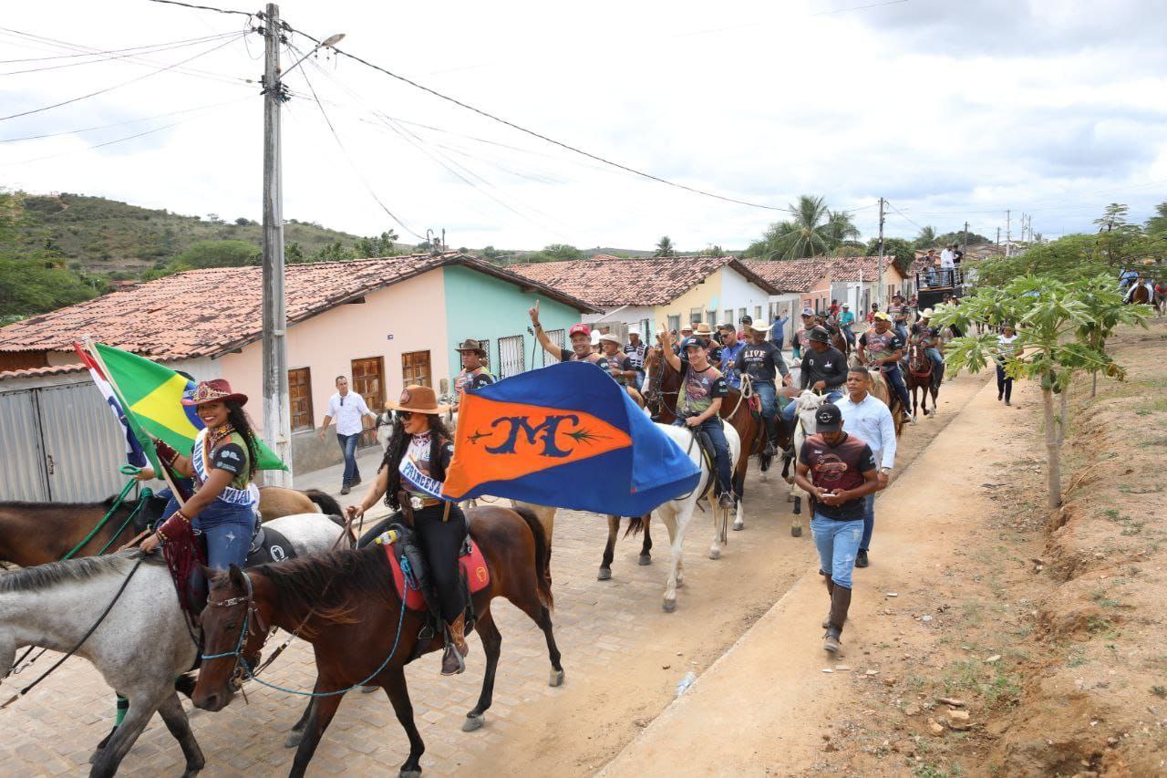 Jerônimo entrega conjunto de obras e prestigia tradicional cavalgada em Miguel Calmon