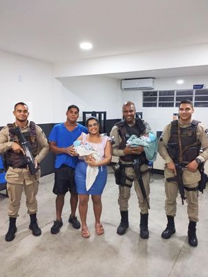 Bebê salvo por militares da 52ª CIPM visita guarnição