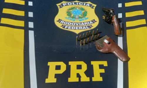 Seabra: PRF flagra ultrapassagem proibida e prende homem com revólver