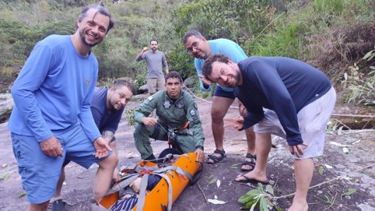 Chapada: Policiais e bombeiros socorrem turista em Lençóis, após queda durante escalada; Vídeo