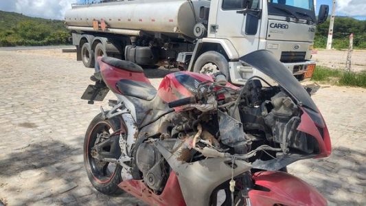 CHAPADA: Acidente entre moto e caminhão deixa uma pessoa ferida em Brotas de Macaúbas