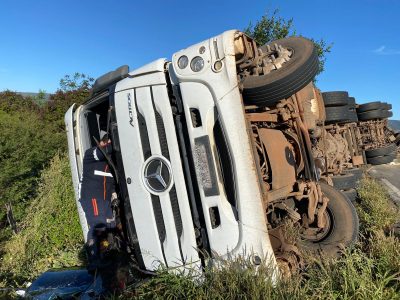 BR 242: Mulher fica ferida após carreta tombar próximo a Ibotirama