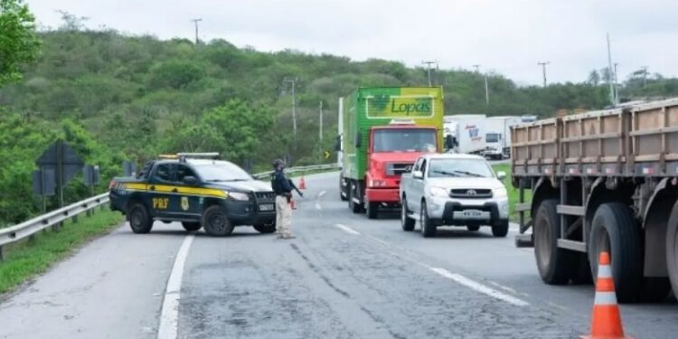 SEABRA:Turista francês é esfaqueado em ônibus a caminho de Seabra; policial que estava no veículo deteve o suspeito