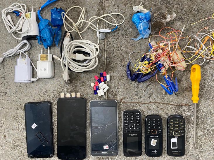 Ação integrada encontra 18 celulares e drogas no Conjunto Penal