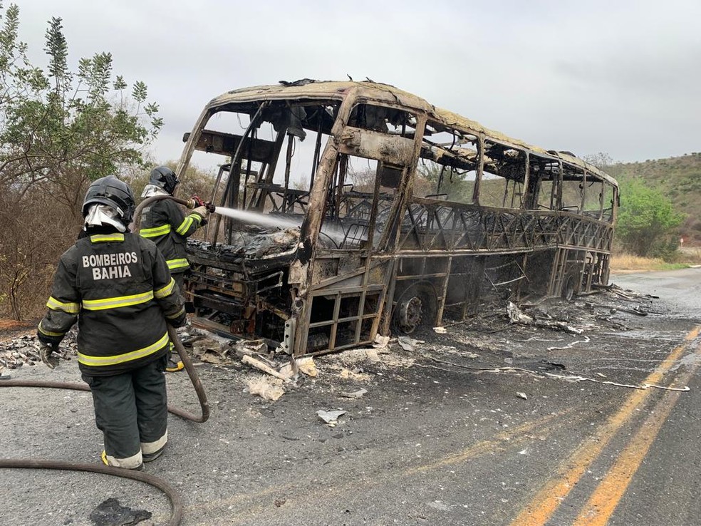 Ônibus do Exército pega fogo na Bahia; armas e munições ficam queimadas