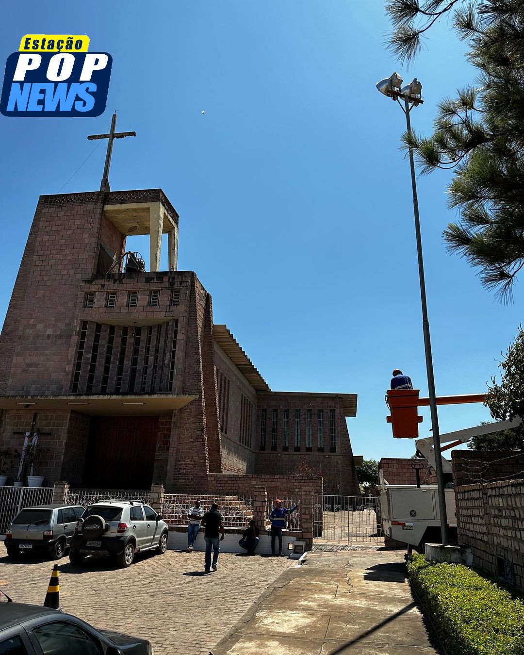 ​SEABRA:A Prefeitura de Seabra, realizau nesta quinta-feira (24), a troca e manutenção de lâmpadas da Igreja do Bom Jesus.