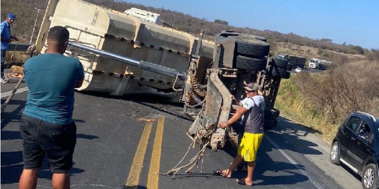 SEABRA:Carreta tomba entre Seabra e Ibotirama e deixa ônibus com equipe de Henry Freitas preso em congestionamento