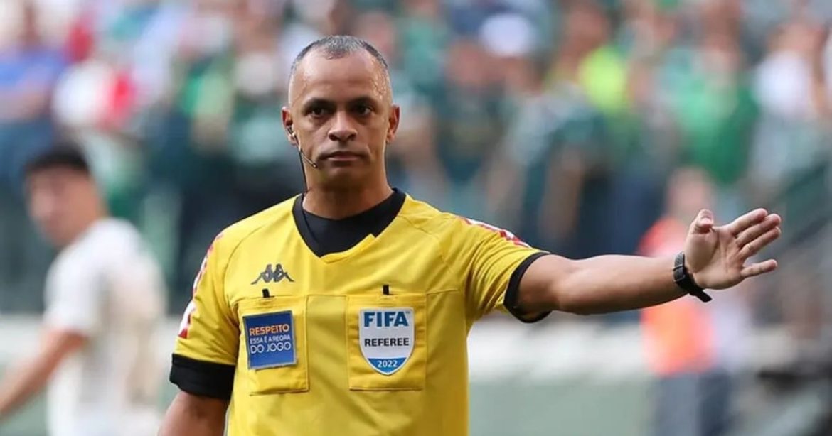 com-wilton-pereira-sampaio-no-campo,-arbitragem-brasileira-comandara-mexico-x-africa-do-sul-na-abertura-da-copa-do-mundo