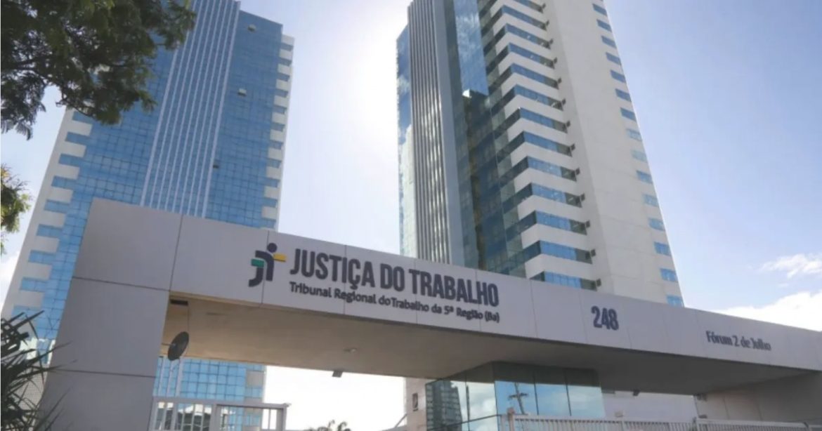 construtora-nao-comprova-abandono-de-emprego-apos-transferencia-de-ajudante-de-pedreiro-para-outra-obra,-decide-trt-ba
