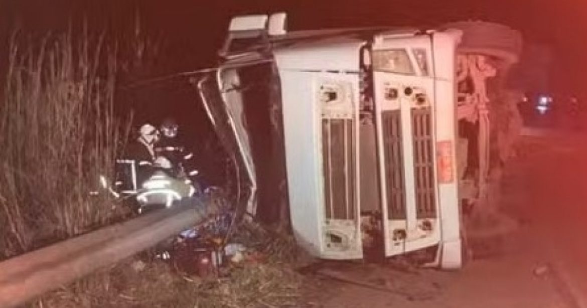 motorista-morre-apos-carreta-tombar-na-br-242,-em-barreiras