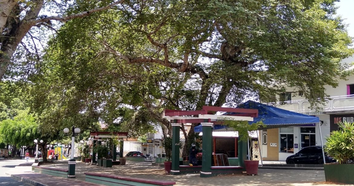 barracas-na-praca-da-catedral:-mp-ba-recomenda-remocao-e-pede-reordenamento-do-comercio-no-centro-historico-de-caetite