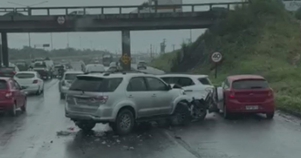 video:-colisao-seguida-de-briga-entre-motoristas-trava-transito-na-br-324,-em-salvador
