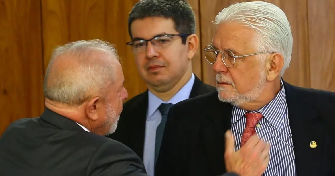 lula-se-reune-com-jaques-wagner-para-discutir-permanencia-na-lideranca-do-governo-no-senado