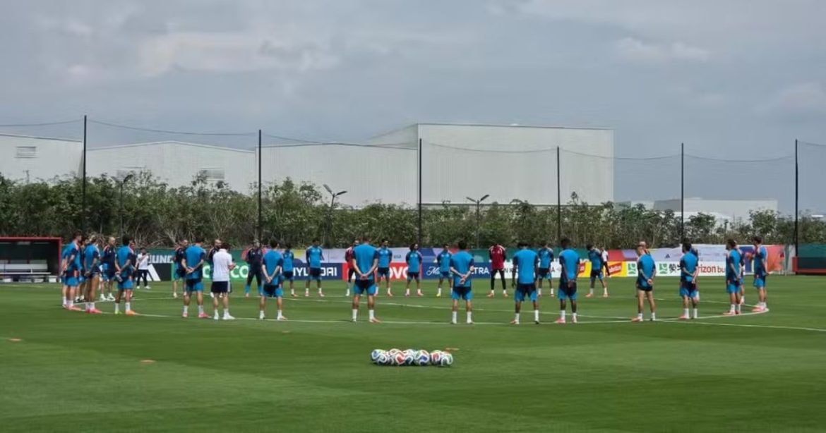 antes-do-treino,-jogadores-da-espanha-fazem-minuto-de-silencio-por-vitimas-de-terremoto-na-venezuela