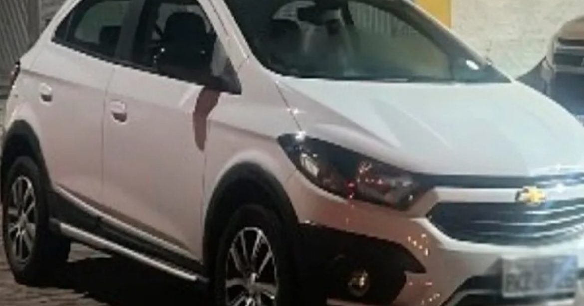 pm-prende-dupla-e-recupera-carro-roubado-em-vitoria-da-conquista-apos-cerco-na-zona-rural-de-pocoes