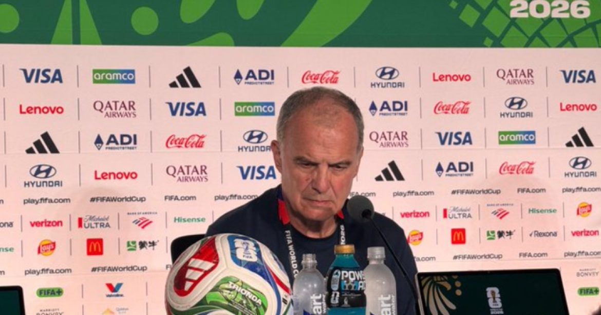 marcelo-bielsa-se-irrita-apos-eliminacao-do-uruguai-e-dispara:-“vamos-logo-com-isso!”