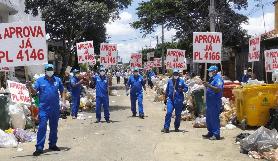 #brasil:-“garis-e-margaridas-mostram-o-quanto-seus-trabalhos-sao-essenciais-em-apenas-dois-dias-de-greve”,-diz-sindilimpba