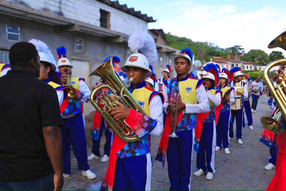 #2dejulho:-estudantes-da-rede-estadual-desfilam-no-ato-de-transferencia-simbolica-da-capital-baiana-para-cachoeira