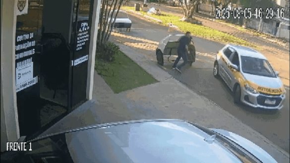 aluna-perde-controle-durante-aula-e-invade-autoescola-com-carro;-video