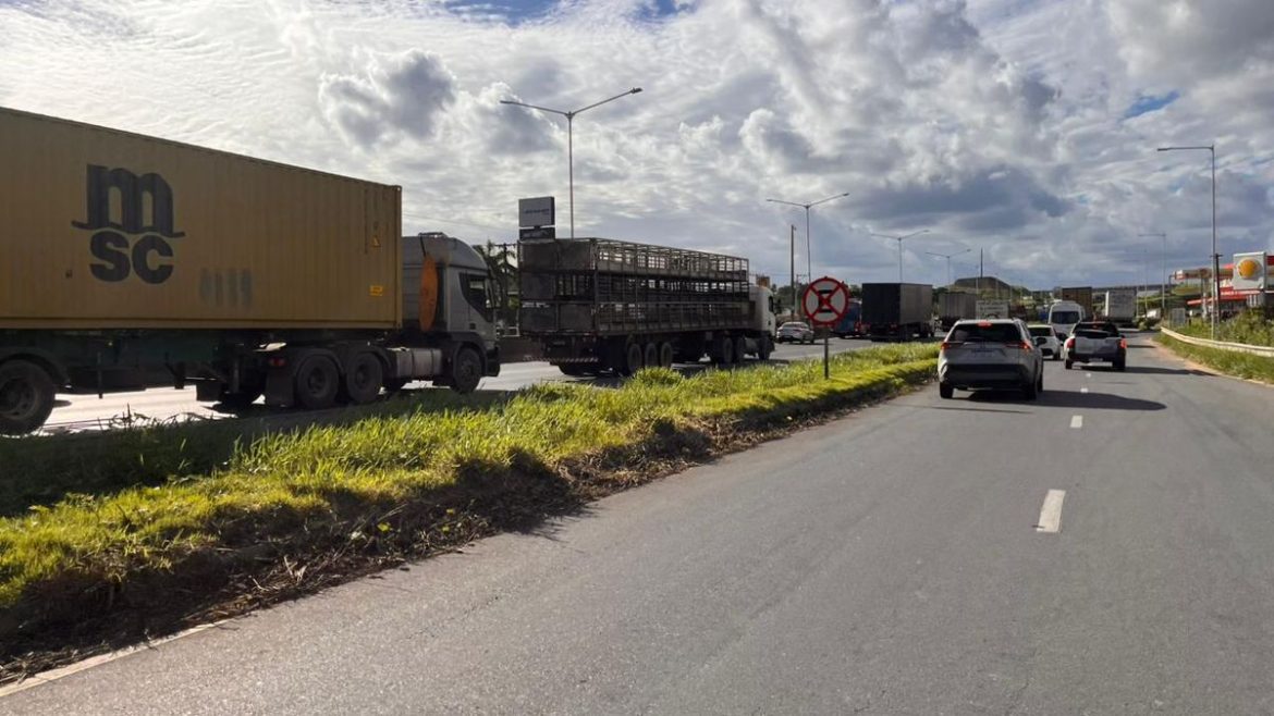 retirada-de-caminhao-causa-engarrafamento-na-br-324,-sentido-feira-de-santana