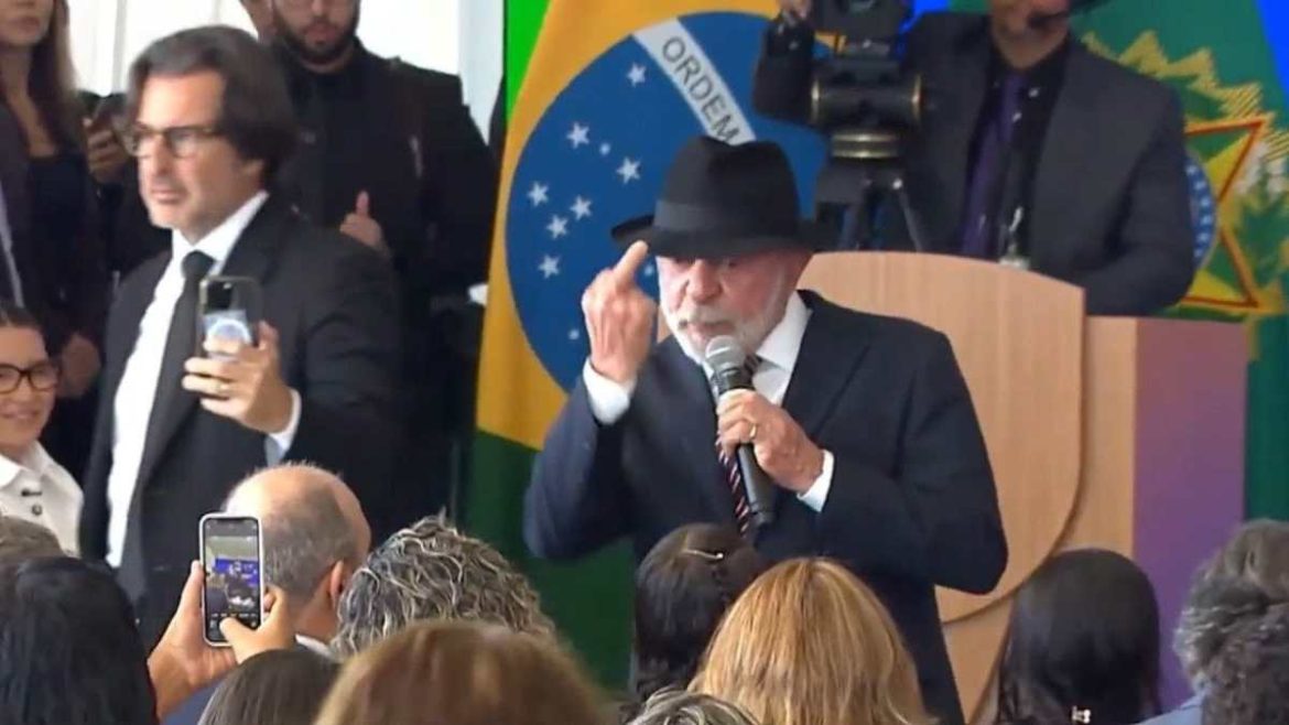 #video:-lula-mostra-o-dedo-do-meio-durante-evento;-“precisamos-acabar-com-essa-historia-de-que-o-pobre-nao-gosta-de-coisa-boa.-aqui-para-eles”